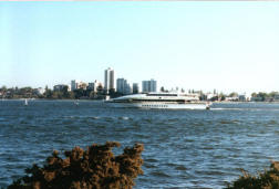 mit Boot und Skyline