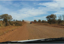 Mereenie Loop Road und Gegenverkehr
